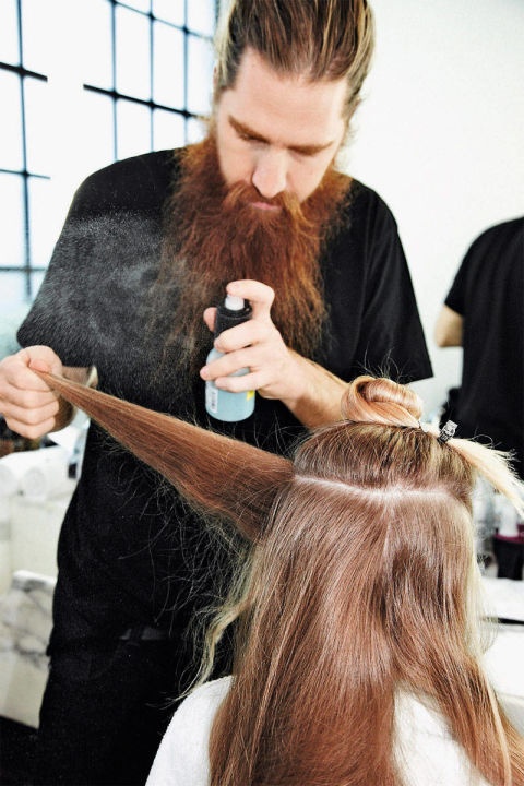 Bước 1: Để mái tóc sẵn sàng và ngăn chặn hư tổn, hãy dùng sản phẩm xịt dưỡng giúp bảo vệ tóc khỏi tác dụng của nhiệt. Chia tóc thành 3 phần: phần giữa lấy từ trán đến gáy, và phần tóc ở hai bên đầu.