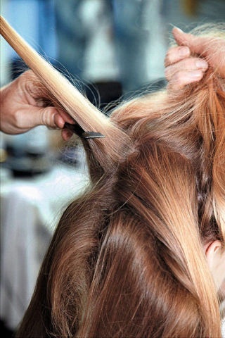 Bước 4: Tăng thêm vẻ quyến rũ cho mái tóc bằng cách chải ngược một chút ở chân tóc. Bí quyết ở đây không phải là đánh rối tóc mà chỉ là bạn đang tạo lớp đệm làm dày tóc. Kết quả sẽ là một mái tóc mềm mượt, dày dặn và bắt mắt.