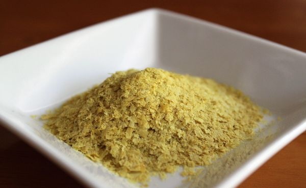 2. Men dinh dưỡng: Hãy thử rắc men dinh dưỡng vào các món súp, salad và bánh mì kẹp để giúp mái tóc của bạn trở nên sáng bóng. Loại thực phẩm này rất giàu vitamin B và các a-xít amin, một sự kết hợp hoàn hảo để phát triển mái tóc mềm mại, sáng bóng.