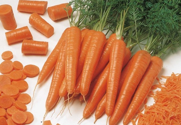 4. Cà rốt: Cà rốt sống chứa rất nhiều beta-carotene, một tiền chất của vitamin A. Vitamin A sẽ giúp cho tóc của bạn trở nên sáng bóng.