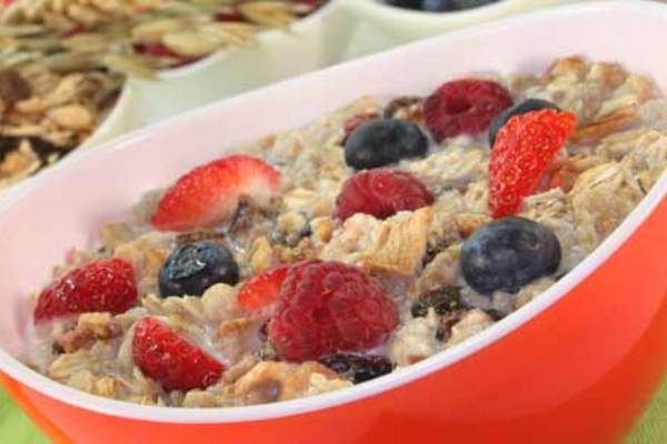 2. Bột yến mạch: Bột yến mạch chứa một hàm lượng cao chất xơ có tác dụng kiểm soát nồng độ cholesterol giúp ngăn chặn hiệu quả sự lão hoá. Ngoài ra, với thành phần axit béo omega-3, folate và kali thì bột yến mạch còn có tác dụng điều hoà tốc độ giải phóng carbohydrate, ngăn chặn sự tăng đột biến insulin. Vì vậy, thưởng thức bữa sáng với bột yến mạch có thể giúp tái tạo tế bào mới và làm giảm nếp nhăn.