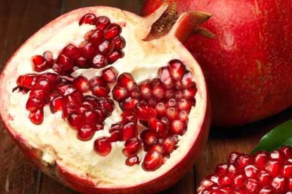 4. Nước ép lựu: Lựu là một loại trái cây có thành phần nước cao. Khi thực hiện một buổi sáng uống một cốc nước ép lựu có thể giúp cho hệ thần kinh tránh được sự căng thẳng và làm chậm quá trình lão hoá diễn ra trên cơ thể.