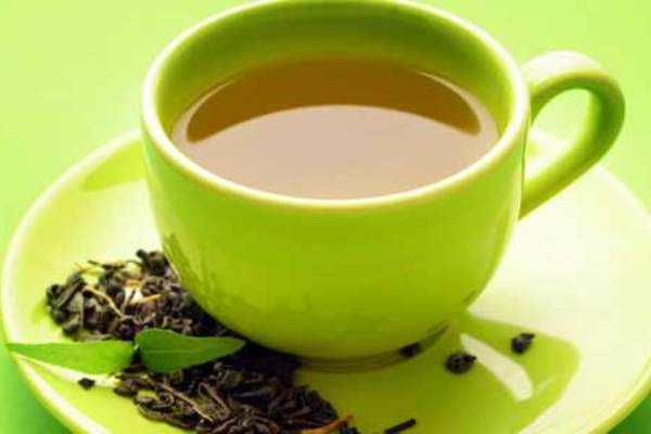 5. Trà xanh: Những thành phần nổi bật của trà xanh là catechin và polyphenol. Vì vậy uống một tách trà nóng mỗi buổi sáng có thể giúp cơ thể tăng sức đề kháng đối với quá trình oxy hoá diễn ra trên khuôn mặt. Theo nhiều tài liệu về Đông y thì trà xanh còn có tác dụng giúp con người chống lại ung thư và kiểm soát lượng đường trong máu.