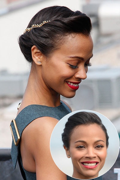 Để thực hiện kiểu tóc thanh lịch như Zoe Saldana, hãy lấy những phần tóc dày khoảng 5 phân ở gần mặt và cuộn theo chiều hướng ra sau đầu rồi kẹp ghim bên dưới. Bạn nên thêm một chiếc lược trang trí tóc nếu muốn vẻ đẹp quyến rũ mang hơi hướng vintage.