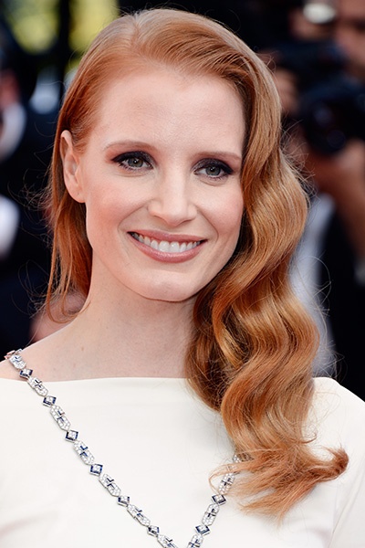 Những lọn tóc xoăn hình chữ S với kết cấu đẹp mắt của Jessica Chastain trông tinh tế hơn hẳn kiểu tóc xoăn sóng lớn. Nếu bạn muốn mô phỏng kiểu tóc này, hãy dùng xịt giữ kiểu cho mái tóc và uốn tóc theo chiều dọc.