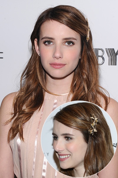 Hãy nâng cấp mái tóc dài thường ngay trong 5 giây bằng cách cố định những lọn tóc xoăn rẽ ngôi lệch về bên cạnh đầu với một chiếc kẹp tóc dễ thương như Emma Robert.