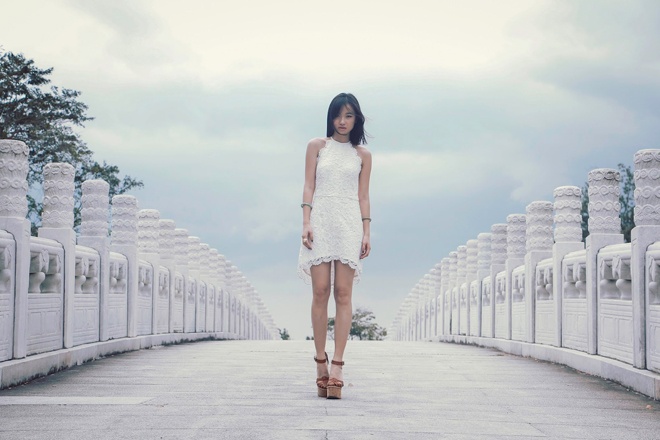 White on white, black on black hay monochrome là cách diện đẹp trong năm mới được hàng loạt tín đồ châu Á yêu chuộng. Uli C, fashionista của Singapore đã có một kiểu street style thật nhẹ nhàng và duyên dáng với nguyên cây trắng vào ngày đầu xuân.