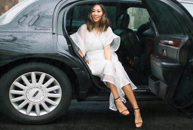  Aime Song, fashionista sở hữu hơn 2 triệu fan trên Blog Song of style chinh phục những ánh nhìn với chiếc váy dạ hội trắng tinh tế khi đến tham dự lễ trao giải Oscar 2015 trong tết này.