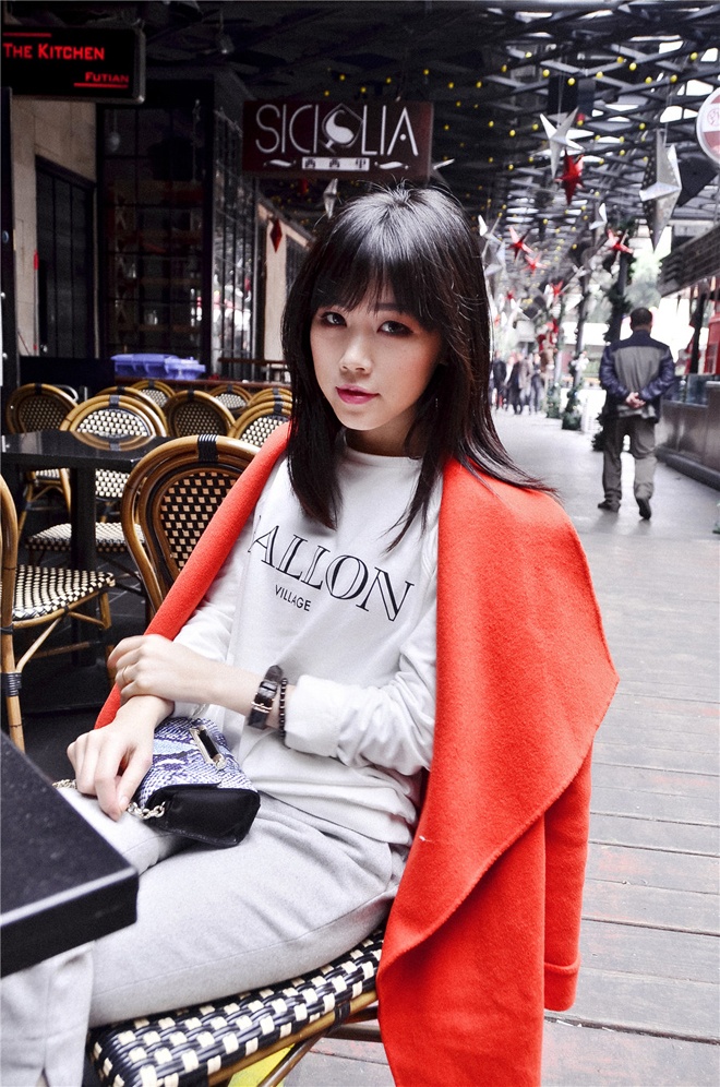  Để vẻ ngoài thêm rạng rỡ như các fashionista, bạn hãy thử “copy” cách làm đẹp đơn giản mà hiệu quả từ blogger thời trang nổi tiếng xứ Đài Magic Yang, bằng cách chọn màu son đỏ làm điệu cho đôi môi thêm nồng nàn, tươi tắn.