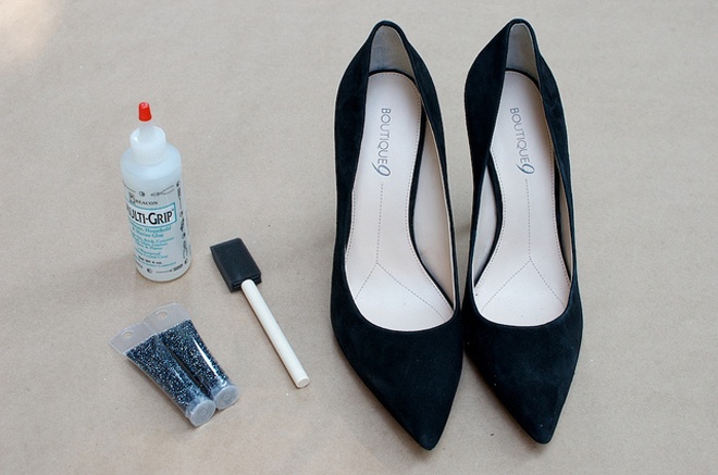 Một ưu điểm của kiểu giày này là bạn có thể tha hồ thể hiện sức sáng tạo và khả năng thẩm mĩ của mình để biến một đôi giày cũ thành giày cap toe thật sang trọng mà không tốn quá nhiều chi phí. Chỉ cần thu thập đủ các nguyên vật liệu cần thiết gồm 1 đôi giày mũi nhọn đơn sắc, vài túi hạt cườm hoặc sequin có màu sắc tùy thích, 1 miếng bọt biển, băng keo và keo E6000.