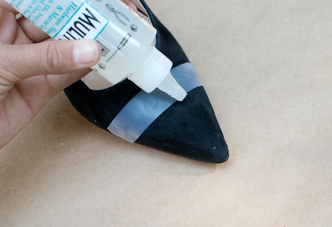 Bước 1. Dán băng keo ngang mũi giày để xác định chính xác phần cần trang trí. Dùng bọt biển chải sạch bề mặt giày rồi cho một lượng vừa phải keo E6000 lên khu vực dự định đính hạt cườm hoặc sequin.