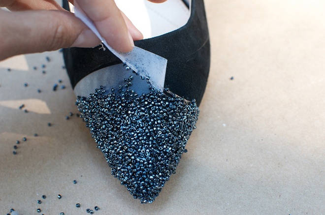 Bước 4. Dùng băng keo nhẹ nhàng tách bớt các hạt cườm không thẳng hàng để tạo thành phần mũi giày cap toe hoàn chỉnh.