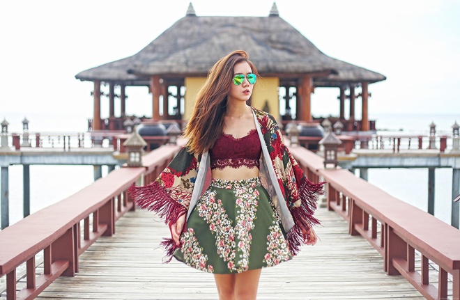 Nếu muốn diện trang phục đi biển thật sành điệu ngay trong đầu năm mới, bạn có thể học hỏi cách mix, match của Camille C. Sống và làm việc tại một đất nước biển đảo bạt ngàn như Philippines nên Camille C luôn sở hữu những set đồ dạo biển rất ấn tượng và rạng ngời sắc màu nhiệt đới.