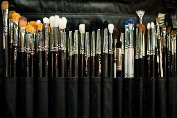 Meo nho giup ban lam sach co trang diem don gian hinh anh