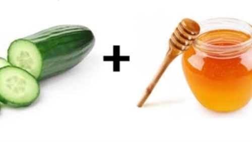 1. Mặt nạ mật ong và dưa chuột: Mật ong và dưa chuột có thể được sử dụng cho da khô. Mật ong giúp làm sạch và thanh lọc da một cách tự nhiên. Dưa chuột giúp săn chắc da và làm giảm nếp nhăn trên da. Hãy làm một phần của mật ong và thêm một phần của nước ép dưa chuột tự nhiên vào đó. Bây giờ, thêm một chút nước cốt chanh trong này. Trộn đều và thoa lên mặt. Để nó lại trong 15 phút. Rửa mặt bằng nước lạnh để có kết quả tốt nhất.