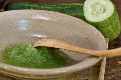 5. Mặt nạ dưa chuột ép và bột gỗ đàn hương: Nước ép dưa chuột trộn lẫn với bột gỗ đàn hương rất hiệu quả cho việc trị mụn trứng cá . Một phần của hỗn hợp có thể được áp dụng trên da  hàng ngày. Bột gỗ đàn hương giúp làm sáng các vết trên da. Nó cũng giúp giảm thiểu nếp nhăn trên da.