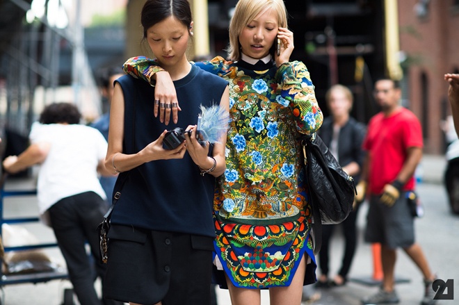 Tuần lễ thời trang 2015 tại New York, Paris và London vừa qua không chỉ giúp giới mộ điệu cập nhật những xu hướng thời trang mới nhất từ sàn diễn lộng lẫy với cả trăm bộ sưu tập, mà còn là dịp để các tín đồ “copy” phong cách street style từ các khách mời sành điệu vốn là những fashion icon, fashionista đình đám thế giới.