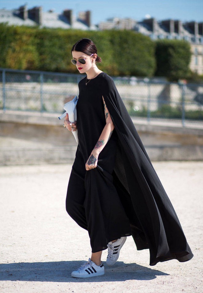  2. Váy áo over size và giày snaker. Xu hướng váy áo phom rộng kết hợp những phụ kiện thể thao thoải mái như giày snaker đã tràn ngập các kinh đô thời trang như Paris, London hay New York trong năm 2014, và vẫn chưa có dấu hiệu hạ nhiệt trong năm nay.