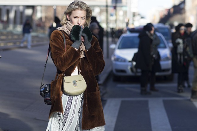 3. Túi saddle. Nhịp mốt những năm 70 thế kỉ 20 tiếp tục chứng tỏ sức ảnh hưởng khó phai trong làng thời trang hiện đại, bằng chứng là những chiếc túi saddle (túi xách nhỏ làm bằng da, dáng đứng và thường được dùng khi đi xe máy hoặc xe đạp) lại tiếp tục khuấy đảo giới fashionista hiện đại. Đây cũng là loại phụ kiện rất đáng được ưu ái với những cô nàng yêu phong cách quý phái, cổ điển retro.