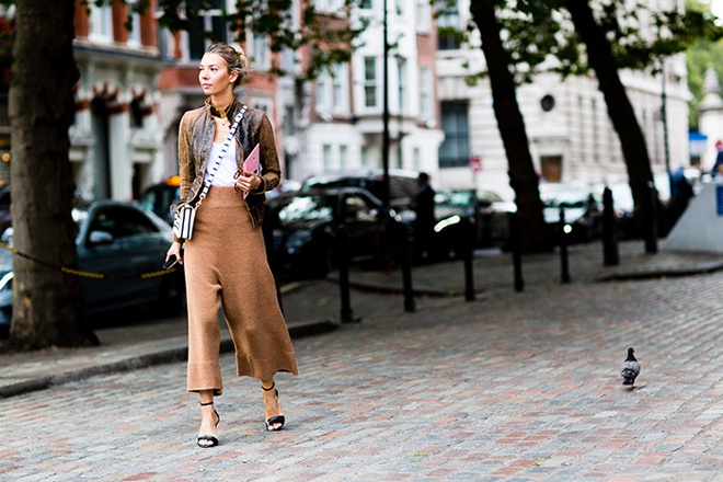 Để diện đẹp với kiểu trang phục này, bạn nên chọn quần có độ xòe rộng vừa phải, với chất liệu vải mềm rũ, màu tối và tốt nhất chỉ nên dài phủ gót chân hoặc quá gối một chút để tránh vấp ngã khi di chuyển. 