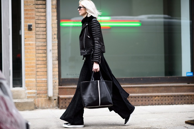 4. Quần ống rộng. Với ưu điểm tạo cảm giác kéo dài chân, dễ hiểu vì sao những chiếc quần ống rộng, với phần cạp cao qua eo đã trở thành vật “bất ly thân” của nhiều tín đồ sành mốt và vẫn chứng tỏ được sức hút trong làng mốt năm nay. 