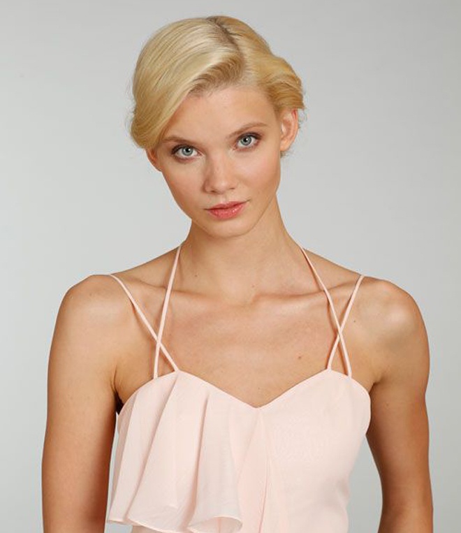 8. Tránh diện áo có phần dây mảnh hoặc quá cầu kỳ. Dây áo mỏng, được tết quá cầu kỳ có xu hướng làm các phần còn lại trên cơ thể bạn trông rộng hơn, kể cả phần vai và bắp tay. 