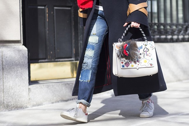 6. Quần denim họa tiết. Ngoài jeans rách, năm nay các tín đồ của denim còn có cơ hội làm điệu với một xu hướng mới: những chiếc quần denim được trang trí bằng cách đường cắt xẻ vui mắt cùng chất liệu chắc chắn sẽ giúp set đồ dạo phố của bạn tươi mới, năng động hơn hẳn.