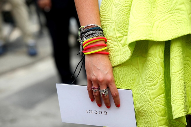 Cũng nên tránh xa các màu sắc quá rực rỡ như màu neon, kể cả phụ kiện và trang sức, vì chúng sẽ nhanh chóng tố cáo màu da của bạn với người đối diện.