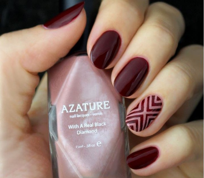 Cách 1. Bí quyết tạo kiểu nail đỏ bọc đô xen lẫn các đường sọc dọc ngang “mạng nhện” khá phức tạp như thế này thật ra lại khá đơn giản và dễ thực hiện.