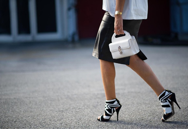 Trắng và đen dù luôn sành điệu và hợp mốt nhưng lại không phù hợp với nước da trắng xanh.