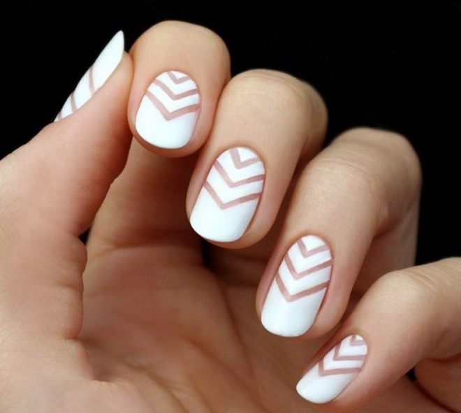 Cách 2. Nếu muốn đơn giản hơn, bạn hãy thử làm điệu cho tay xinh của mình với các đường kẻ sọc hình mũi tên cũng rất mới lạ sau đây.