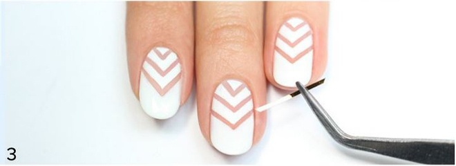 Dùng sơn màu trắng, nude hoặc các màu sắc tùy thích sơn phủ lên lớp băng keo và toàn bộ móng tay. Để khô và nhẹ nhàng lột lớp băng keo ra khỏi móng, bạn đã sở hữu ngay những đường kẻ sọc trang trí nail cực dễ yêu.