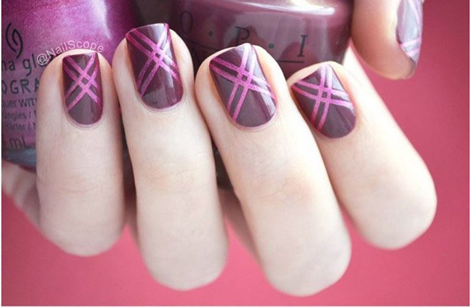 Để khô, gỡ bỏ lớp băng keo bạn sẽ có được một kiểu nail kẻ sọc mới cũng ngộ nghĩnh và cuốn hút không kém.