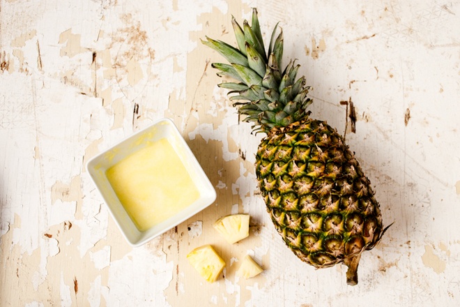 2. Trị nám da. Gọt sạch vỏ, cắt bỏ hết các mắt dứa rồi thái miếng và đem ép lấy nước hoặc xay nhuyễn. Lấy một chiếc mặt nạ giấy đặt lên mặt, bôi nước cốt hoặc bã dứa xay nhuyễn nhưng lưu ý tránh bôi vào vùng mắt và thư giãn khoảng 15 phút trước khi rửa mặt với nước sạch. 