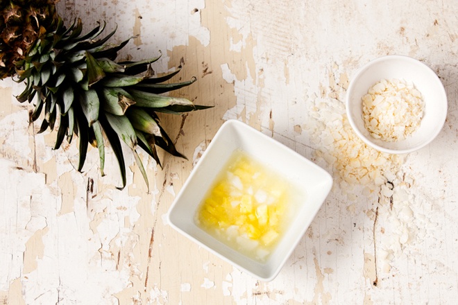 6. Rửa sạch bụi bẩn. Trộn 1/2 chén dứa xắt miếng, 1/2 muỗng cơm dừa nạo và 4 muỗng canh dầu dừa (có thể thay bằng dầu olive nếu bạn bị dị ứng với dầu dừa), thoa lên mặt rồi rửa với nước ấm. Đây là bí quyết tẩy bụi bẩn và dưỡng ẩm cho da mặt rất được blogger  Chriselle Lim, một trong những fashionista hàng đầu châu Á yêu chuộng.