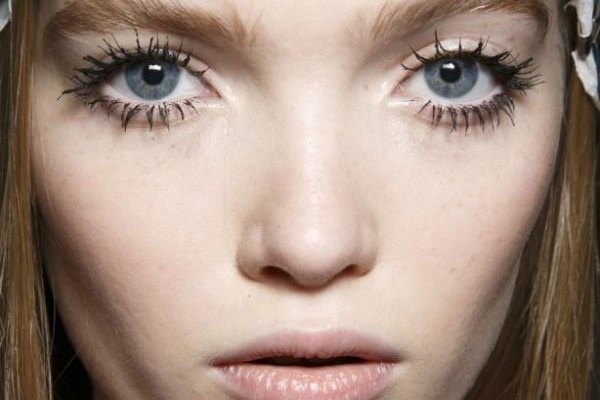 5 nguyen nhan chu yeu khien mascara bi von cuc hinh anh