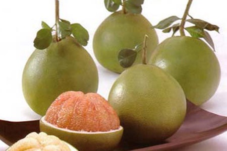 4. Bưởi: Bưởi là loại thực phẩm có hàm lượng chất xơ và nước rất lớn, đồng thời rất giàu vitamin C giúp loại bỏ độc tố ra khỏi cơ thể của bạn. Ăn trực tiếp trái bưởi không sử dụng sinh tố bưởi không đường để có hiệu quả tốt nhất.