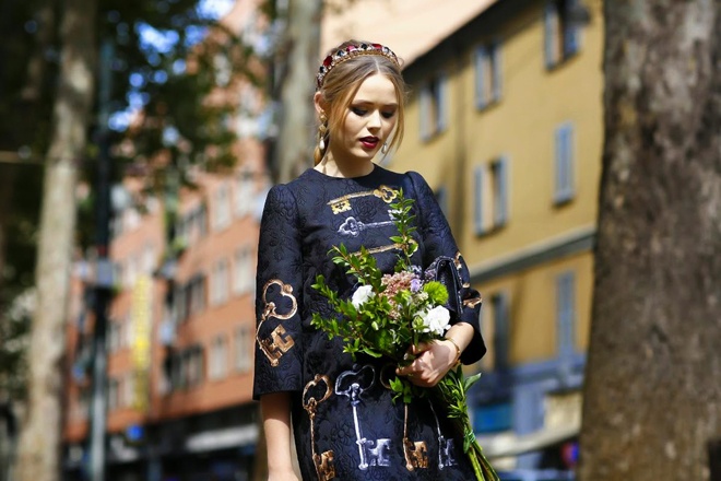 Nếu tín đồ New York chinh phục mọi ánh nhìn bằng phong cách trẻ trung, phóng khoáng và sôi động, tín đồ Paris lộng lẫy, quý phái hay tín đồ London cũng như Tokyo luôn diện đồ cá tính nhưng hơi quái, thì Milan lại là vùng đất của những fashionista mê đắm vẻ đẹp lãng mạn, duyên dáng, ngọt ngào và đầy nghệ thuật.