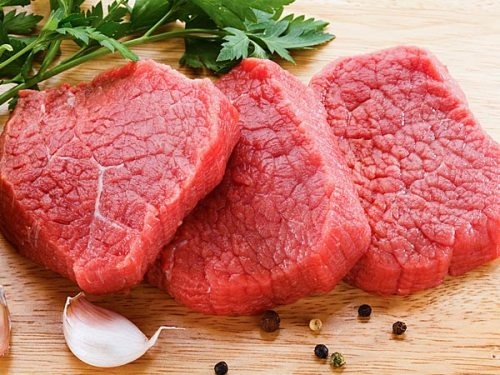 4. Thịt: Thịt giúp tạo ra môi trường kiềm trong miệng của bạn và vô hiệu hóa được a-xít do một số loại trái cây tạo ra. Thịt đỏ, thịt gà, cá và hải sản cũng rất giàu vitamin B12 và B2, những người không hấp thụ đủ các loại vitamin này cũng dễ bị lở loét miệng gây ra sâu răng.