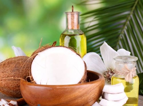 6. Dầu dừa: Với đặc tính chống vi khuẩn, dầu dừa sẽ giúp bạn loại bỏ các vi khuẩn có hại trong miệng. Bạn có thể bôi dầu dừa trong kem đánh răng, hay trực tiếp chà xát nó lên răng của mình.