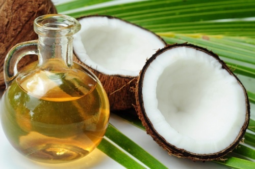 5. Dầu dừa: Súc miệng bằng một muỗng cà phê dầu dừa vào mỗi buổi sáng sẽ giúp bạn chăm sóc vệ sinh răng miệng. Bạn cũng có thể chà xát dầu dừa lên răng của mình và để trong khoảng một giờ đồng hồ. Sau đó súc miệng và chải răng như bình thường.