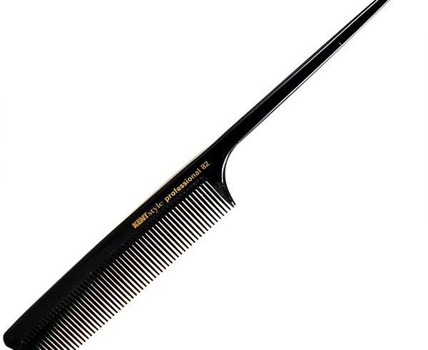 1. Cho đường rẽ ngôi hoàn hảo: Cho dù bạn muốn rẽ ngôi giữa, ngôi lệch, hay theo đường dích dắc, hãy tìm một chiếc lược có tạo hình đuôi chuột bằng nhựa. Nó không chỉ có phần đuôi lược nhọn giúp bạn tạo ra đường rẽ chính xác nhất, mà phần răng mảnh cũng giúp làm mượt những lọn tóc để tránh tình trạng tóc rối trên đỉnh đầu. Đây chính là vị cứu tinh cho kiểu tóc vấn cao thanh lịch.