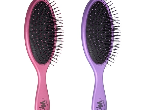 2. Cho mái tóc mỏng hoặc để chải ướt: Một chiếc lược chuyên để chải ướt sẽ là lựa chọn vô cùng tuyệt vời bởi 2 lý do: những chiếc răng linh hoạt ở đầu lược sẽ giúp bạn gỡ mái tóc ướt bị rối mà không làm hỏng tóc, hơn nữa, đây còn là chiếc lược hoàn hảo dành các bạn nữ tóc mảnh. Bởi răng lược rất mềm nhẹ nên chiếc lược sẽ chải hết các đoạn rối mà không làm gãy những sợi tóc khỏe, và phần đệm lót ở cuối răng lược sẽ di chuyển dọc theo da đầu của bạn để tránh cho tóc gãy.