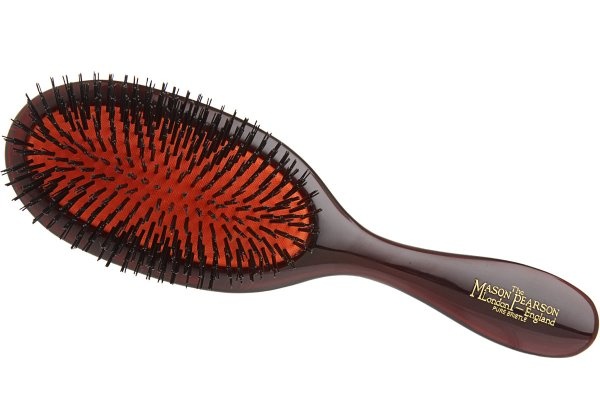 4. Cho sự hoàn thiện: Một chiếc lược hỗn hợp chính là tiêu chuẩn vàng trong thế giới lược chải tóc. Những chiếc răng xếp lẫn rất tự nhiên của nó có thể chinh phục mọi loại tóc, giúp sợi tóc trở nên bóng mượt. Bí quyết dành cho bạn là hãy sử dụng chiếc lược hữu ích này trước khi đi tắm hoặc đi ngủ để chải đều các loại tinh dầu tự nhiên lên tóc.