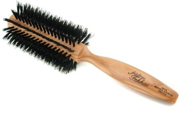 5. Cho mái tóc sấy phồng mềm mượt: Không phải tất cả các loại lược tròn đều được làm ra giống nhau, bởi vậy điều quan trọng là bạn biết rõ mỗi loại nên được sử dụng như thế nào và vào lúc nào. Một chiếc lược tròn lông cứng nên được sử dụng cho mái tóc ướt nhằm tạo mái tóc sấy phồng mềm mượt như lụa. Răng lược là những sợi lông cứng xếp theo vòng tròn cũng giúp làm cho tóc trông dày hơn hẳn.