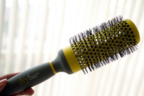 7. Cho tóc xoăn: Một sai lầm lớn mà phụ nữ thường mắc phải là sử dụng một chiếc lược tròn bằng kim loại trong quá trình làm khô mái tóc ướt. Về cơ bản, bạn sẽ làm kim loại nóng lên khi sử dụng máy sấy phồng và sau đó khiến những sợi tóc của bạn phải gánh trọn hậu quả. Thay vào đó, bạn nên dùng lược tròn bằng kim loại khi tóc đã khô ít nhất là 80% để tạo sóng tóc mềm mại và bồng bềnh.