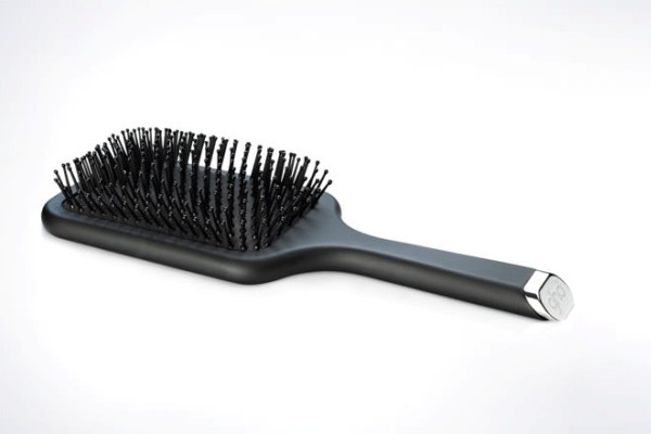 8. Cho mái tóc dài và thẳng: Bạn đang cần một chiếc lược cơ bản không làm cong gập hoặc kéo căng những sợi tóc của bạn?. Một chiếc lược hình mái chèo sẽ chải xuôi nếp tóc của bạn. Thiết kế vuông vắn của chiếc lược sẽ đảm bảo tóc bạn không bị uốn xoăn hoặc gợn sóng, và lớp đệm cao su ở răng lược giúp giảm ma sát, do đó tóc bạn sẽ không bị tích điện.