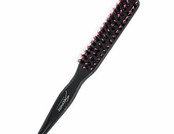 9. Cho thao tác đánh rối: Lược đuôi chuột bằng nhựa cũng có thể kiêm thêm công dụng đánh rối tóc, nhưng những chiếc răng lược làm từ nhựa không thực sự phù hợp để làm xù. Do đó, bạn hãy tìm một chiếc lược có lông cứng bởi những sợi lông cứng sẽ giúp đánh rối hiệu quả nhất, nhưng chúng cũng có thể dùng để làm mượt tóc khi cần.