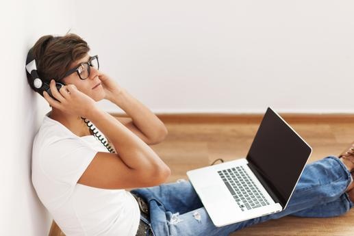 1. Cách ly với xã hội: Một trong những lý do rút ngắn tuổi thọ của bạn nhanh hơn là sống một mình, cách ly với xã hội. Các chuyên gia tâm lý nói rằng thiếu các mối quan hệ xã hội có thể gây ảnh hưởng đến tuổi thọ của bạn như hút thuốc hay uống rượu. Họ tin rằng một cuộc sống cộng đồng mang lại nhiều lợi ích cả về cá nhân và xã hội, thậm chí cả chế độ chăm sóc sức khỏe. Nhiều nghiên cứu phát hiện ra rằng những người tham gia tích cực vào các mối quan hệ xã hội tăng 50% khả năng sống lâu hơn những người ít tham gia.