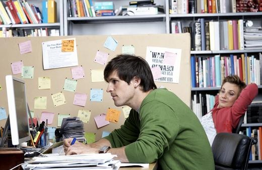 4. Ngồi quá nhiều: Kết quả nghiên cứu được đăng trên tạp chí Y học Anh cho biết bạn sẽ mất đi hai năm cuộc đời nếu ngồi nhiều hơn ba giờ/ngày. Theo tiến sĩ Peter Katzmarzyk, trưởng nhóm nghiên cứu, tập thể dục thường xuyên cũng không thể ngăn tác động tiêu cực của việc ngồi trong thời gian dài. Bạn có thể kết hợp việc đứng nhiều và đi bộ trong suốt một ngày làm việc của mình. Chẳng hạn như đứng khi nghe các cuộc điện thoại hoặc đi bộ tới bàn làm việc của đồng nghiệp thay vì gửi email cho họ.